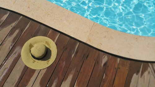 Pose de parquet autour de votre piscine Portet