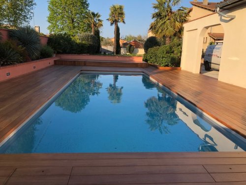 La tendance des contours de piscine à Blagnac, c’est le bois