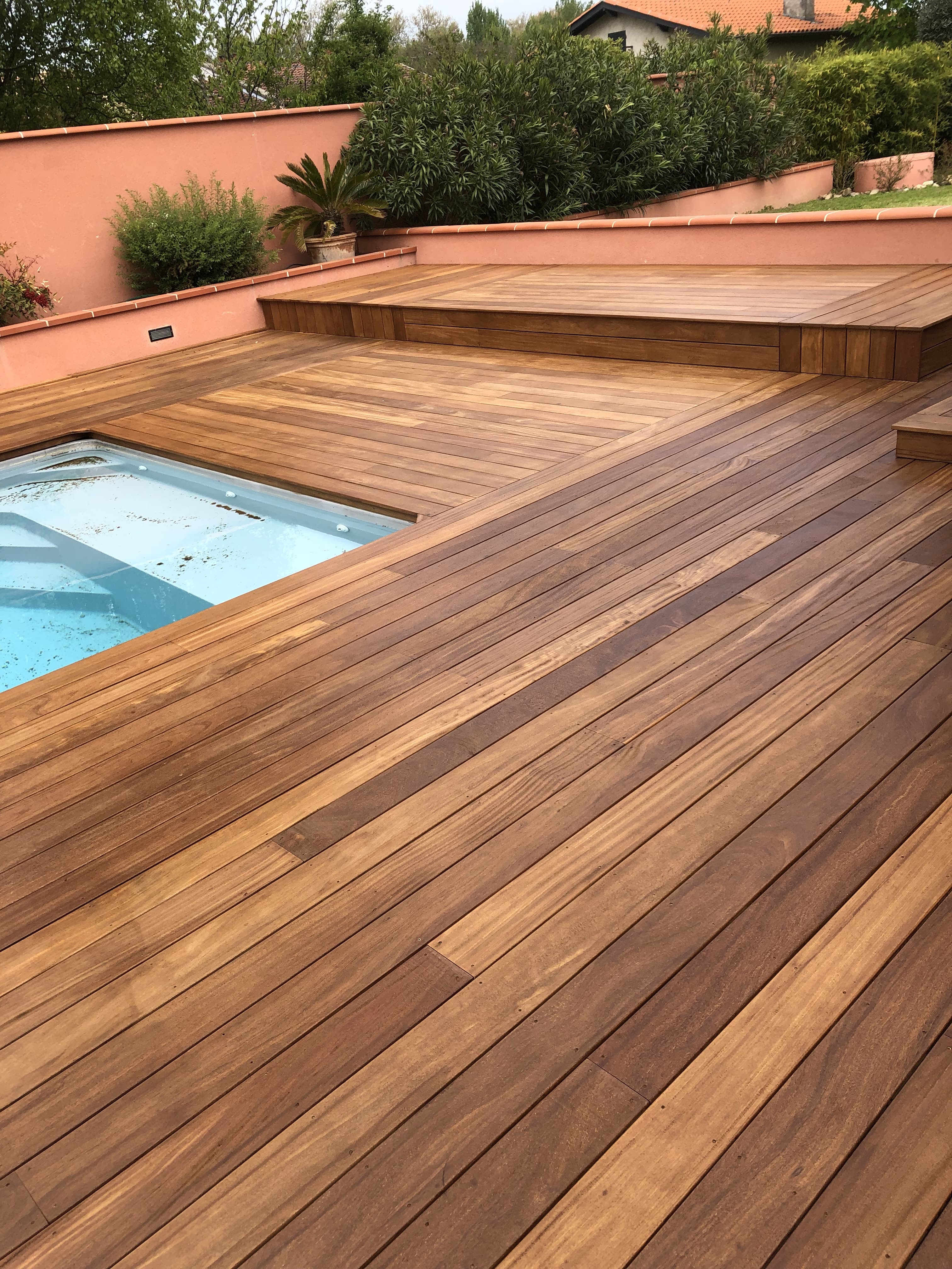 La tendance des contours de piscine à Blagnac, c’est le bois