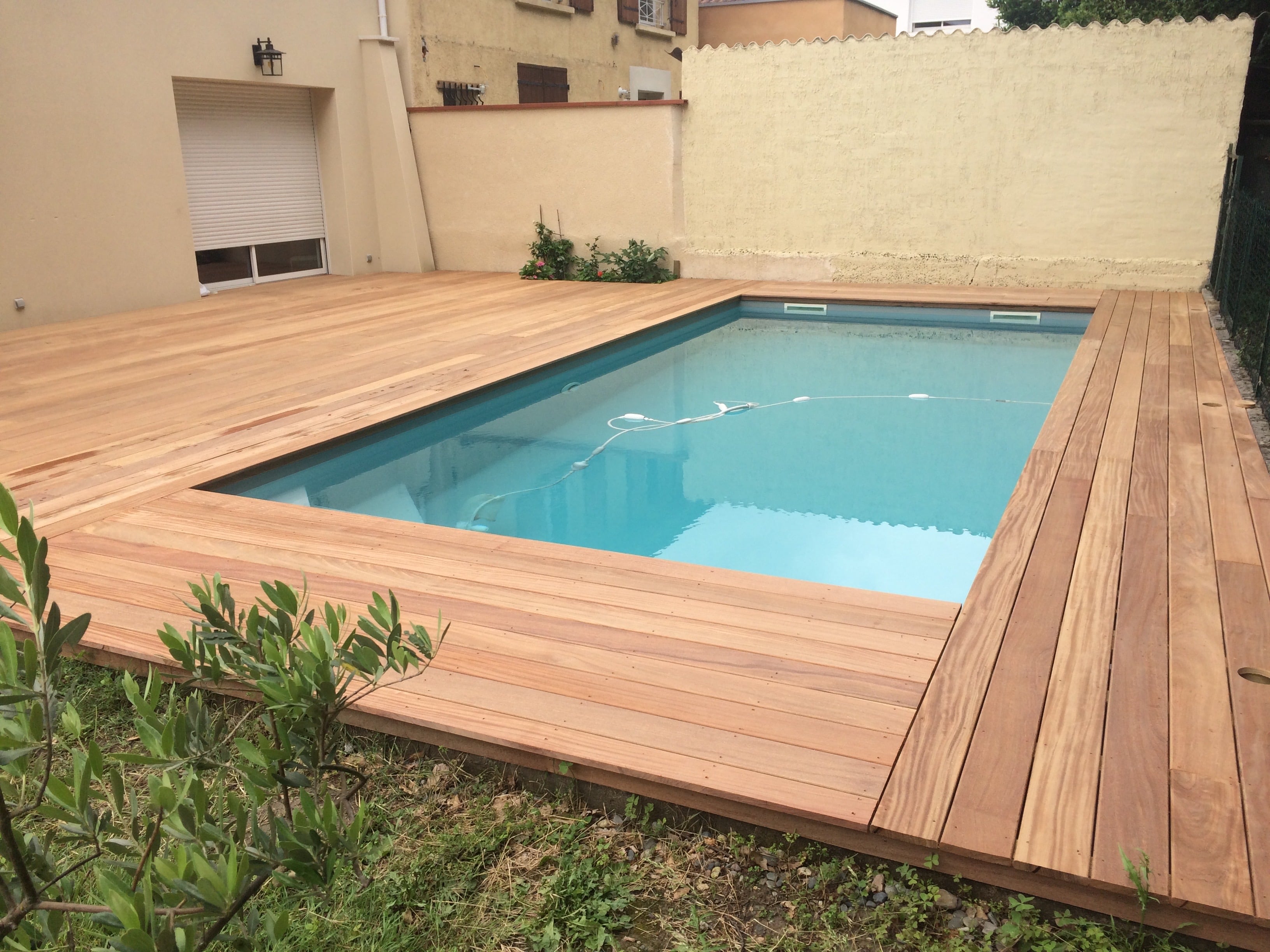 Terrasse en bois exotique autour d’une piscine à L’Union (31240)